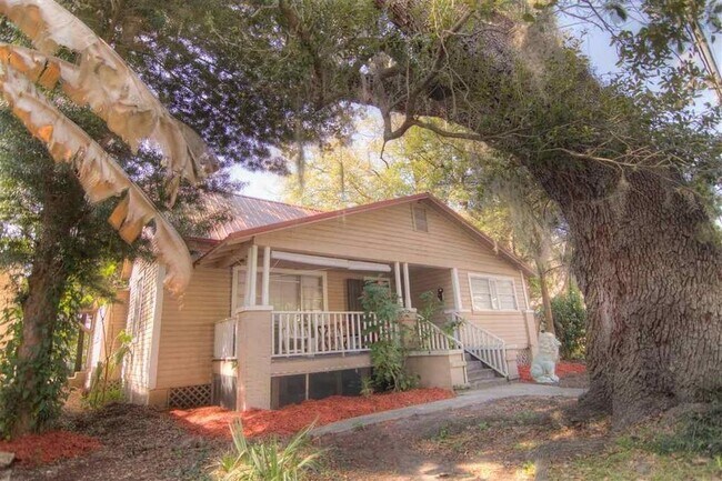 Building Photo - Walk to UF Campus! 4 bed/ 2 Bath walk/bike to Downtown or UF!