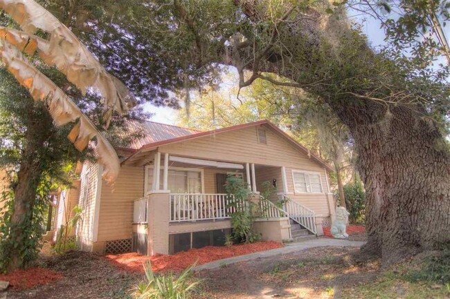 Primary Photo - Walk to UF Campus! AUGUST MOVE IN! 4 bed/ ...