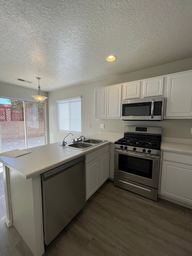 Building Photo - 10716 Habanero Way SE
