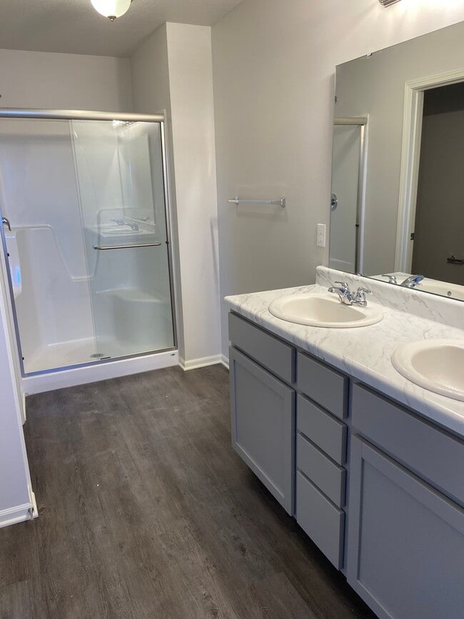 Building Photo - Now Preleasing! Comfortable Three Bedroom | Two and a Half Bath Home in Oak Woods