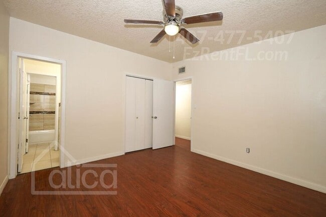 Building Photo - 6024 Oakcrest Cir