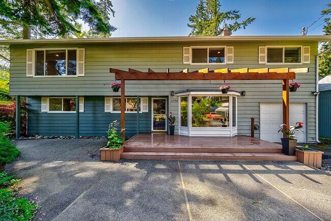 Building Photo - Edmonds 5 Bedroom 3.5 Bath Fully Fenced