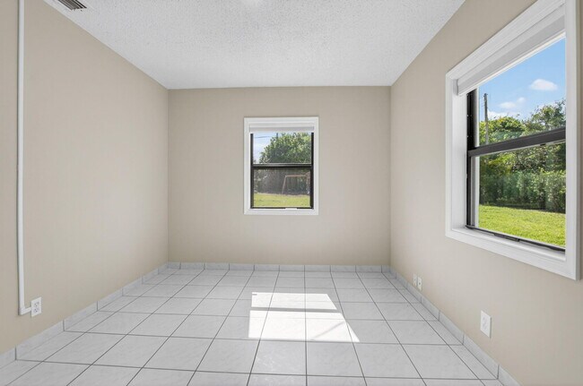 Building Photo - 3940 NW 5th Ave