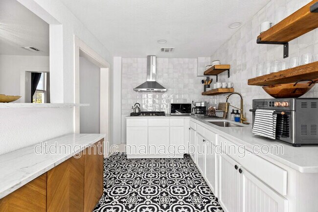 Building Photo - 110 E Craig Pl