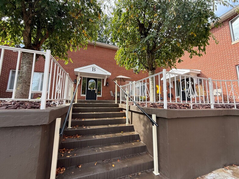 Building Photo - 302 15th St