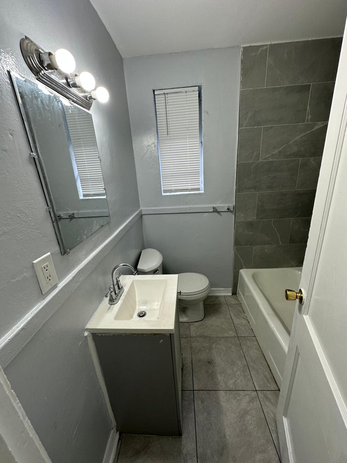 Building Photo - 1046 W 8th St