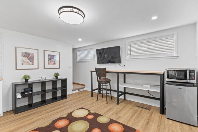 Building Photo - Style Meets Location 3 Bedroom 3 Bathroom Single Family Home - Must See