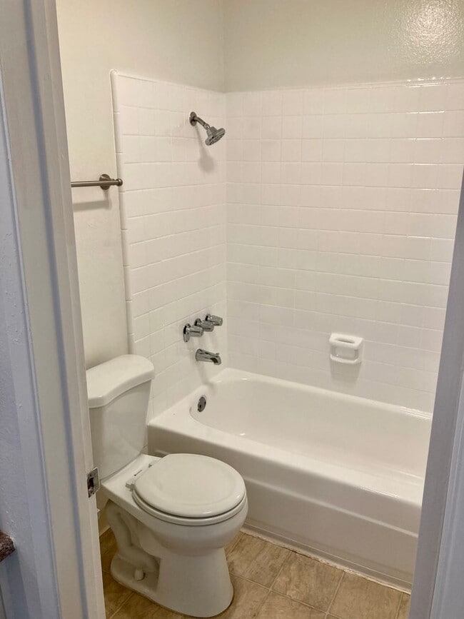 Building Photo - 1 Bedroom Just Blocks From the Ocean