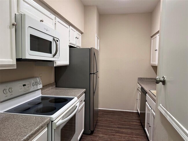 Building Photo - 17629 Red Oak Dr