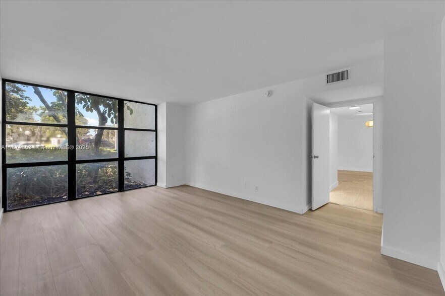 Building Photo - 1000 Parkview Dr