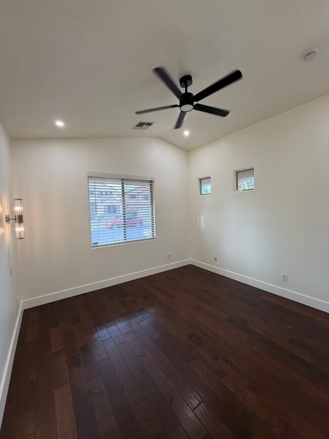 Building Photo - 2741 E Quiet Hollow Ln