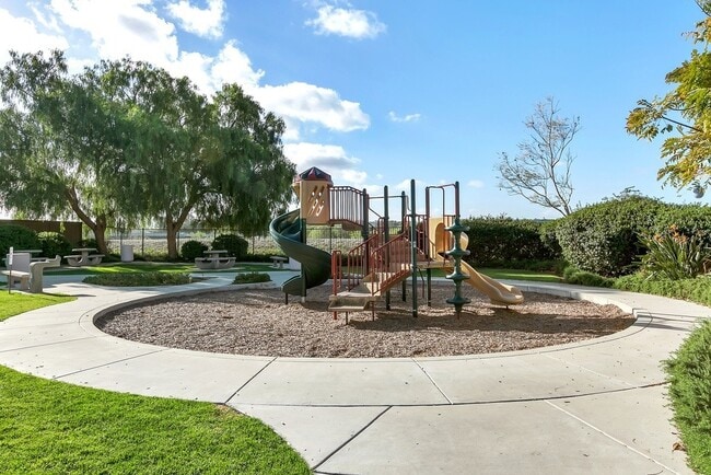 Building Photo - Coming SOON...............4BR/2.5BA Townho...