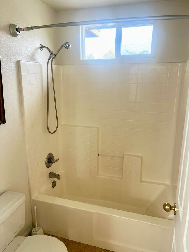 Building Photo - Stunning 4br + Den located on a view lot i...
