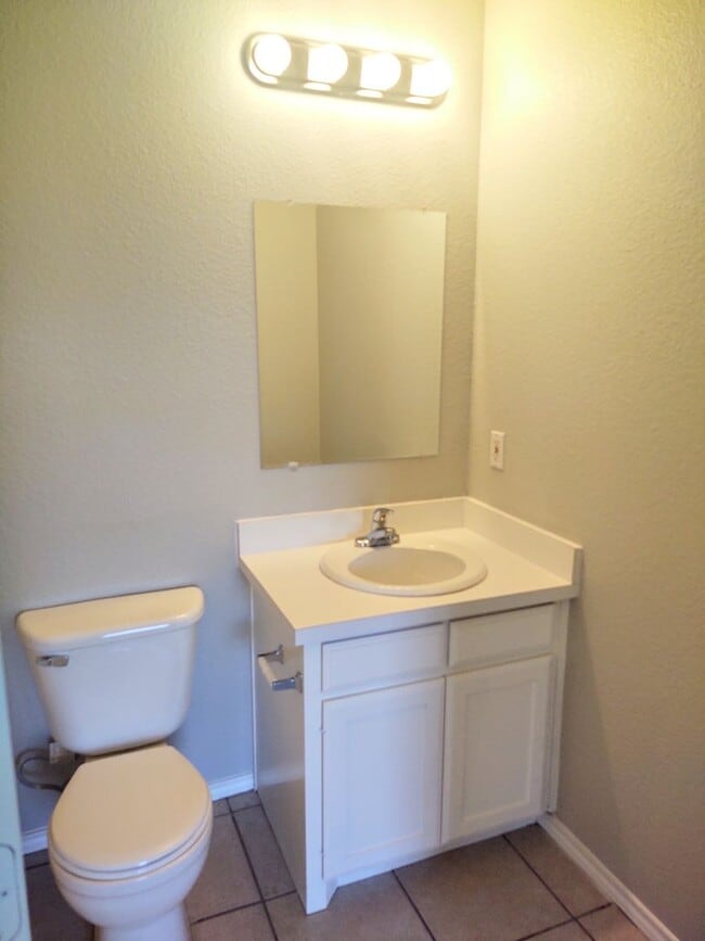 Building Photo - Completely refurbished home walking distan...