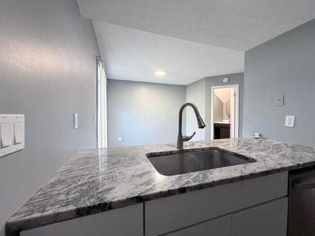 Building Photo - 955 Cross Country Dr