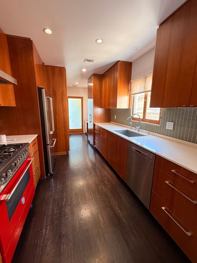 Building Photo - 4246 Lexington Ave