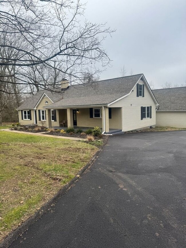 Building Photo - 4 bedroom 2.5 bath with large yard and in ground pool