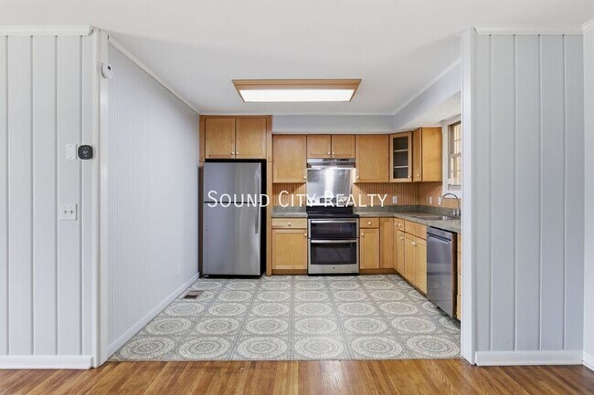 Building Photo - 7016 Bonnalake Dr