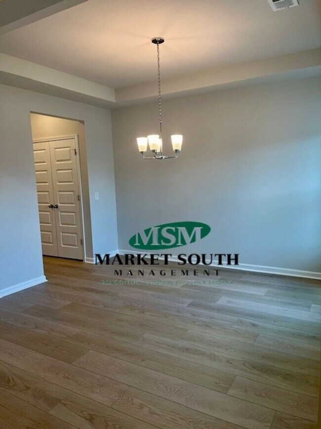 Building Photo - 114 Binscombe Ln