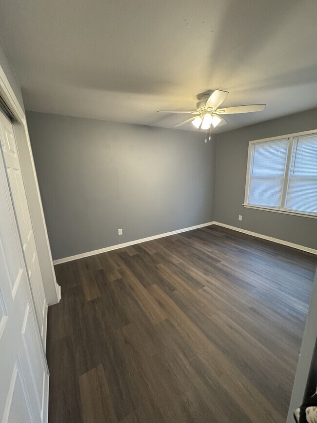 Building Photo - "Charming 1-Bed, -Bath Duplex Gem in Wichita – Spacious 625 Sq Ft Living!"