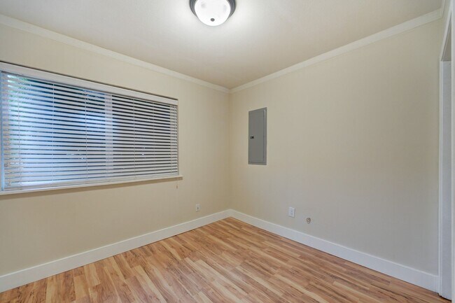 Building Photo - Charming Home in Sought-After Lower Kennydale