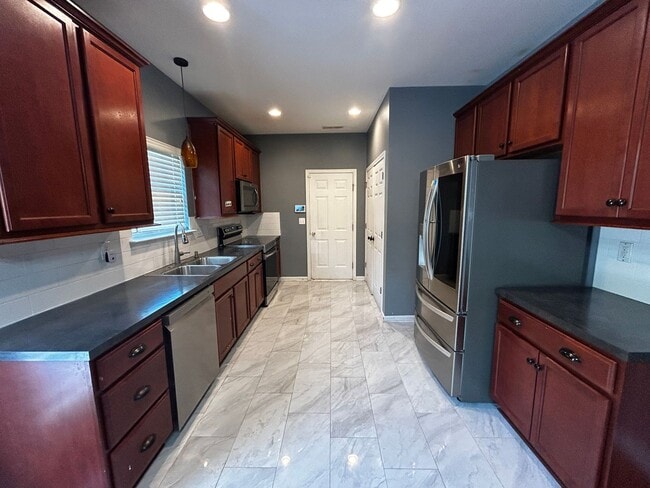 Building Photo - Beautiful 3 Bedroom Home With Bonus Room!!