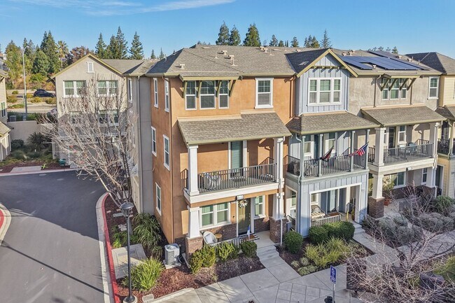 Building Photo - Beautiful Corner-Unit Townhome Near Downtown – 4 Bed | 3 baths