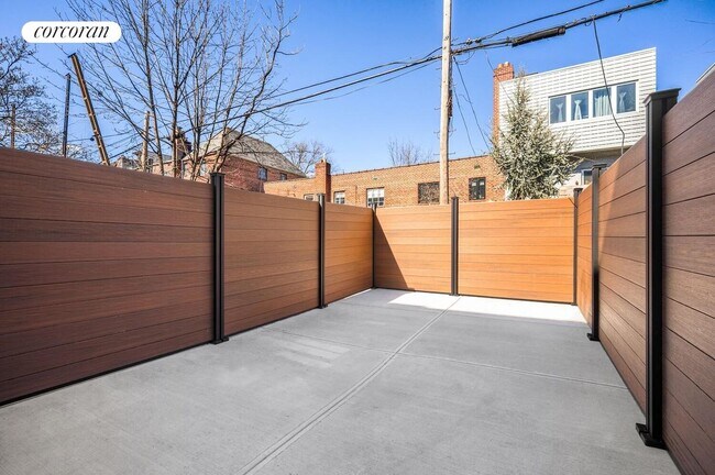Primary Photo - 405 Linden St