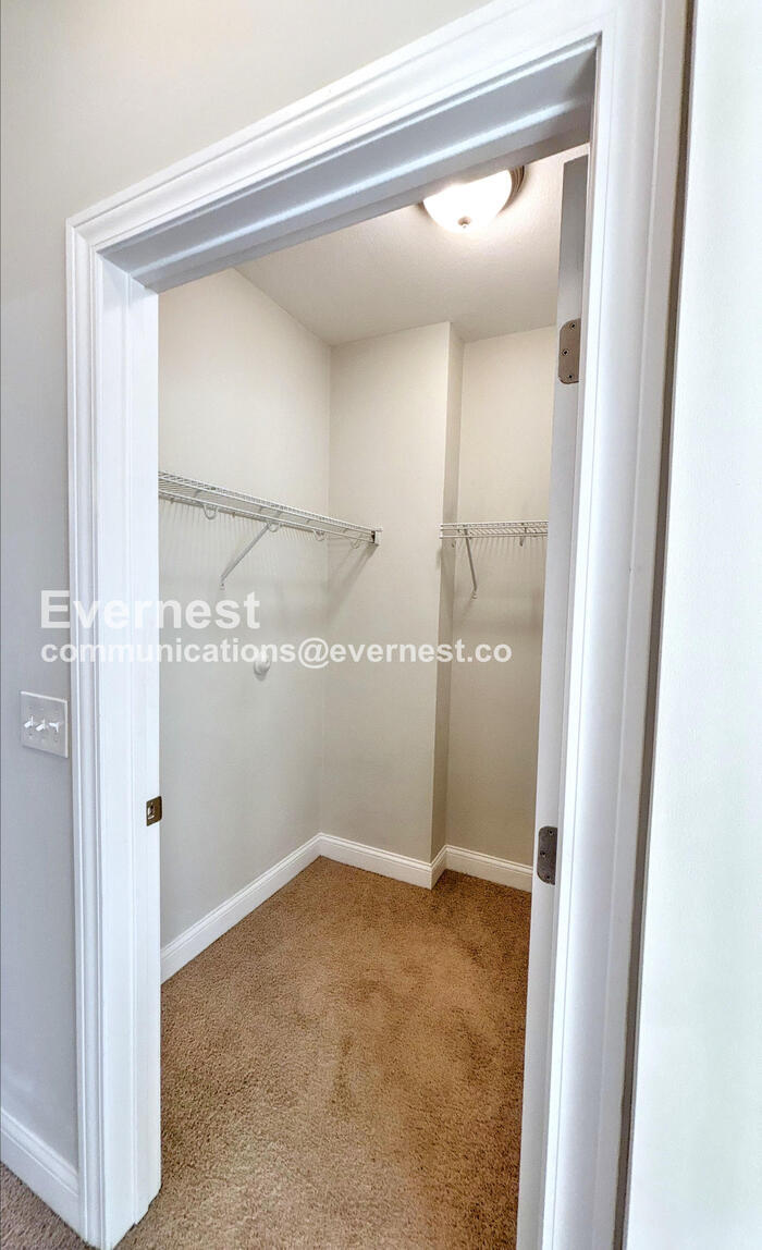 Building Photo - 925 Ingleside Ave