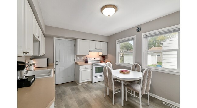 Kitchen 2 - 5940 N Lydell Ave