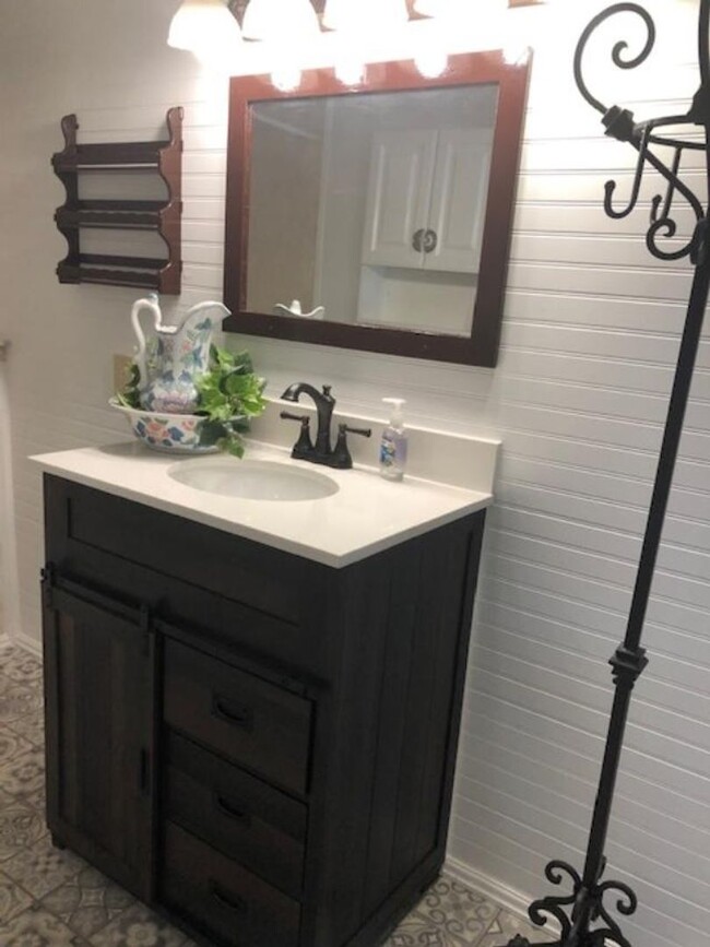 Primary Photo - Renovated 2/1 1800s Home in Historic Downt...