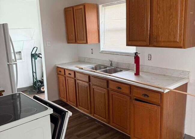 Building Photo - 5713 Candlewood St