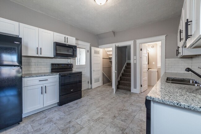 Building Photo - An Adorable 2BD/1BA Home That Has Been Renovated