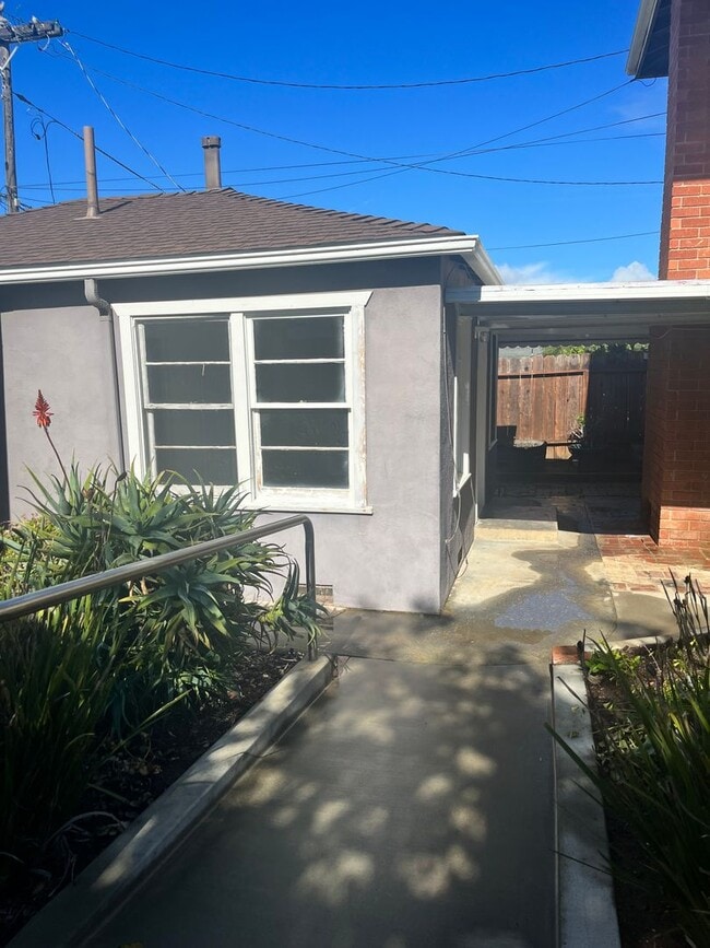 Building Photo - 1 Bedroom Cottage w/ sunroom