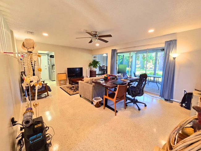 Building Photo - Charming 2 Bed/ 2 Bath Home w/ Garage in Sarasota