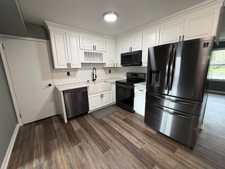 Kitchen - 87 Village Dr