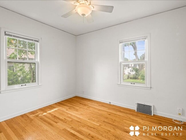 Building Photo - 2 bedroom, 1.5 Bathroom House Available Im...