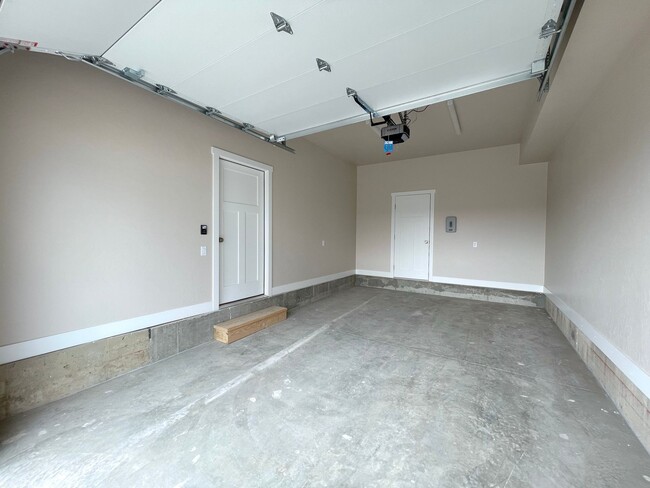 Building Photo - Bright 3br Townhome (New Build)