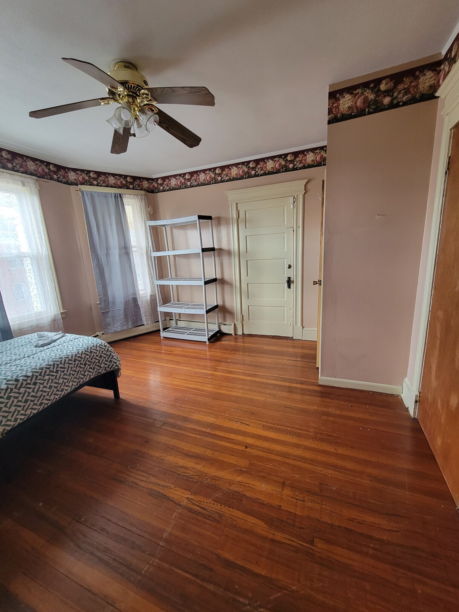 Private Room1 - 32 Rowe Ave