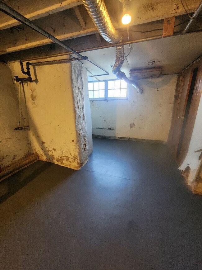 Building Photo - East Oak Lane House for rent with front porch and rear yard