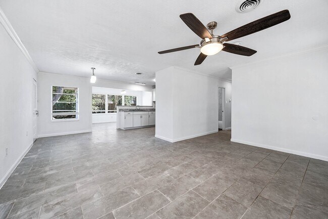 Building Photo - 206 Crestview Dr