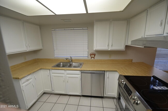Building Photo - 2107 W El Alba Way