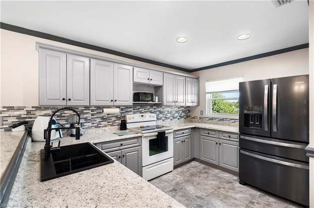 Building Photo - 703 NE 23rd Terrace