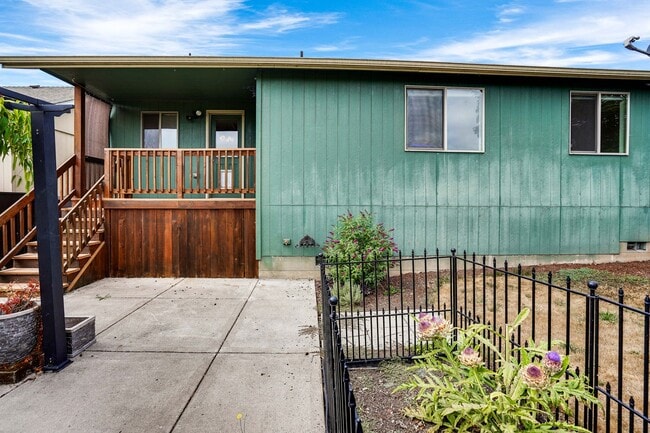 Building Photo - Beautiful 3 bed, 2 bath home in a quiet We...