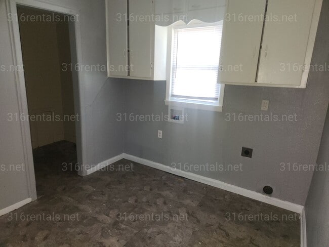 Building Photo - $1,050 3 bedroom / 2 bathroom - Single Family Home
