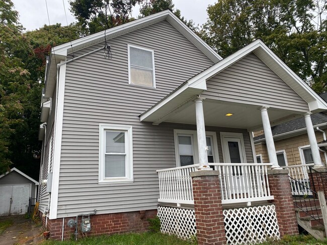 Building Photo - *SINGLE FAMILY RENTAL!* 3BR 1.5BA Right by...