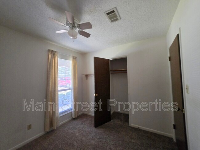 Building Photo - 5505 Fairview Dr