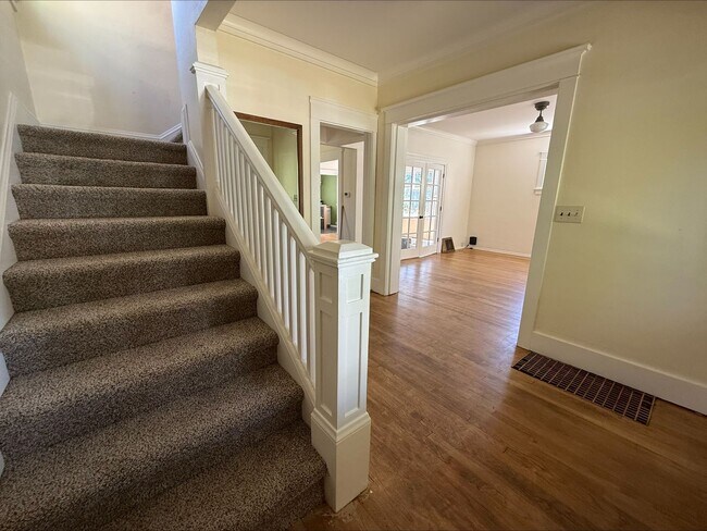 Building Photo - Spacious 5 Bedroom Home in N Portland with Hardwood Floors, Huge Basement & Fenced Yard!