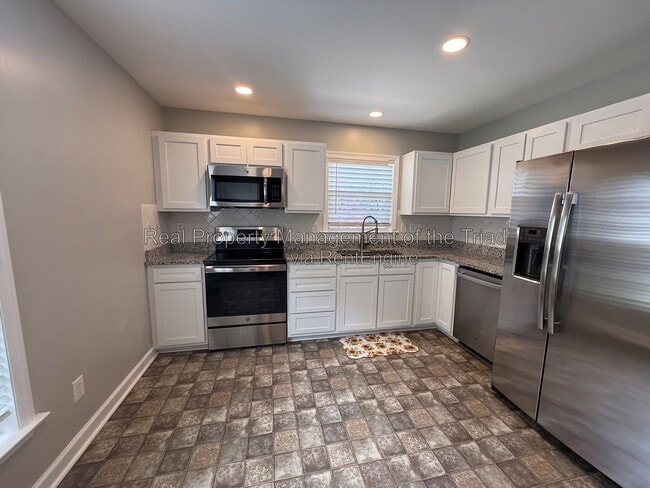 Building Photo - 2740 Bridgeport Dr
