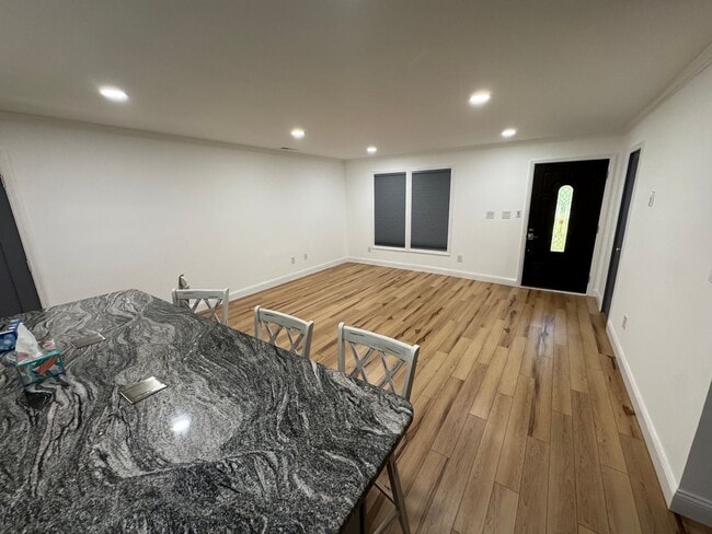 Building Photo - Beautiful Executive Home with High End Upg...